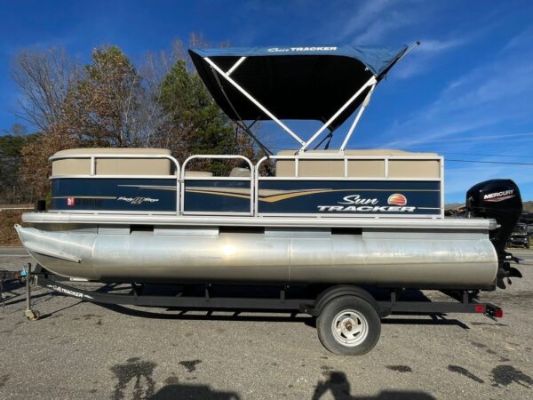 2021 Sun Tracker Party Barge® 18 DLX