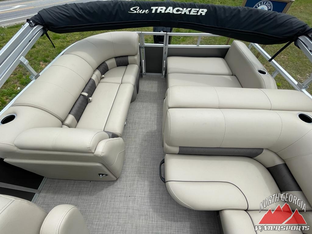 2023 Sun Tracker Party Barge 22 RF DLX